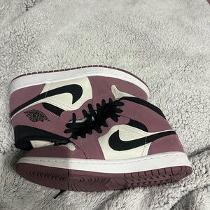 Nike Air Jordan 1 Mid SE Berry Pink Mulberry